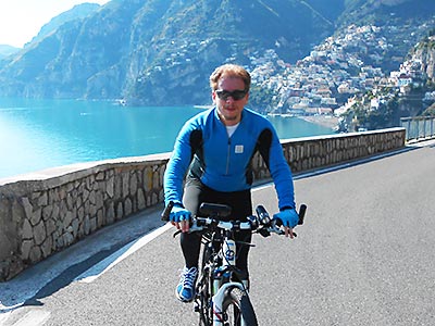 Foto di Daniele in sella a una mountain bike.