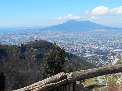 Vista sul Monte Vesuvio dal Valico di Chiunzi.