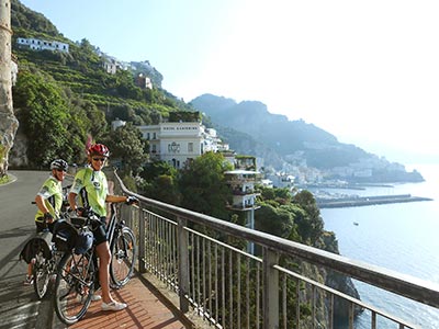 Foto di una coppia durante un tour cicloturistico. Cycling Amalfi Coast